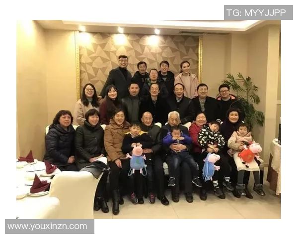 与足球明星亲密合影的粉丝瞬间记录了梦想与热爱的美好时刻